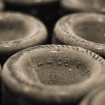 Photo de magnum de champagne recouverts de poussière