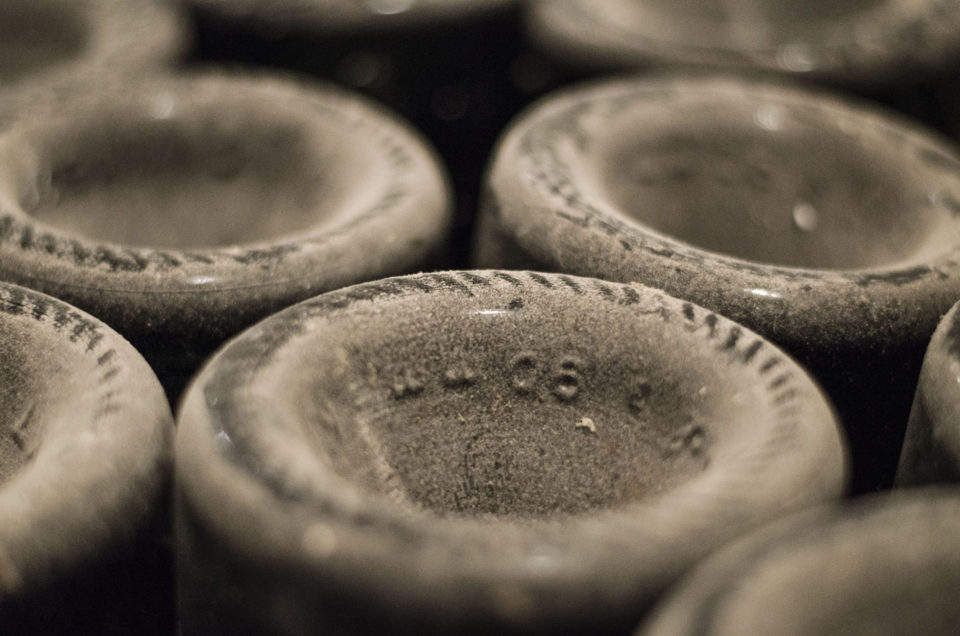 Photo de magnum de champagne recouverts de poussière