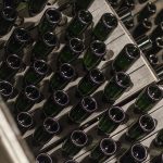 Photo de bouteilles de champagne sur pupitres