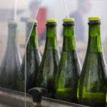 Photo du dépôt gelé dans la bouteille de champagne avant dégorgement