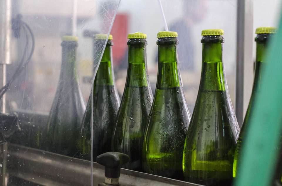 Photo du dépôt gelé dans la bouteille de champagne avant dégorgement