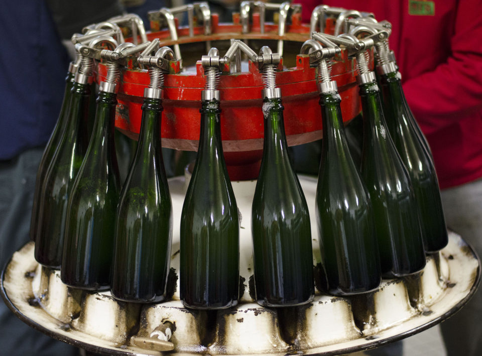 Photo d'une machine de tirage ajoutant la liqueur