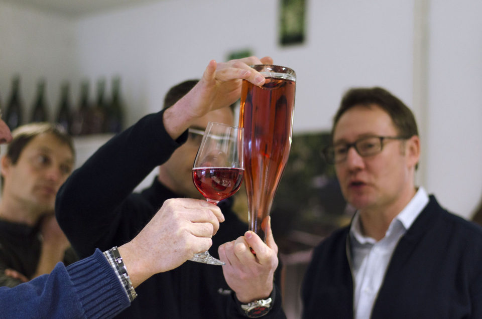 Photo comparant un verre de champagne rosé et une bouteille de rosé